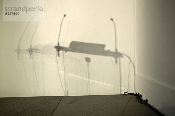Schatten des Podiums an der Wand des Konferenzraums