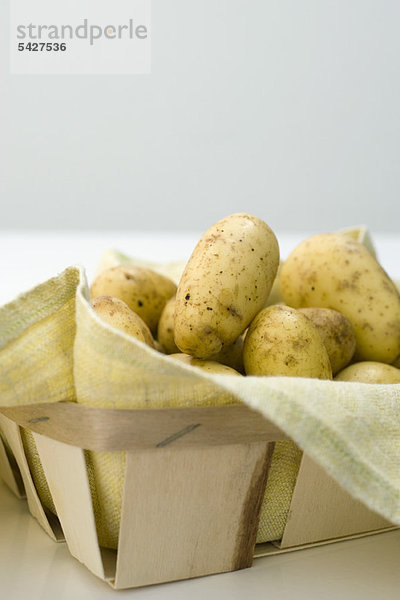 Frische Kartoffeln im Korb