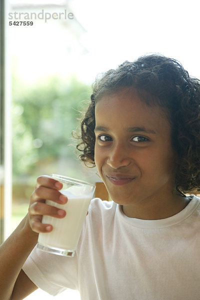 Mädchen Trinkglas Milch  Portrait