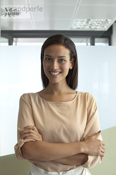 Lächelnde Frau im Büro  Porträt