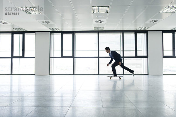 Mann Skateboardfahren im Haus