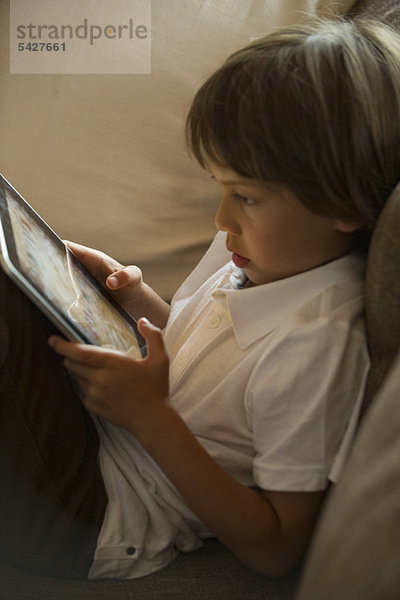 Junge mit digitalem Tablett
