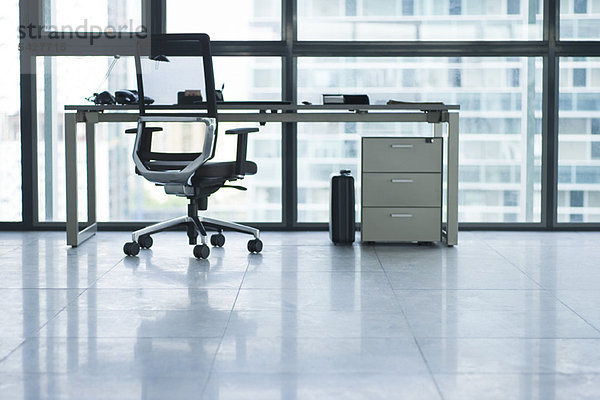 Schreibtisch und Bürostuhl im leeren Büro