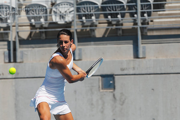 Junge weibliche Tennisspielerin