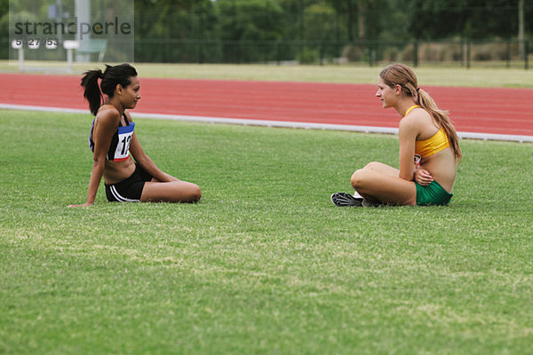 Zwei Mädchen Runner Resting In Rasen