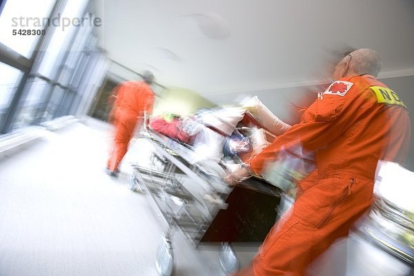 Rettungshubschrauber ''Christoph 54'' im Einsatz Die Hubschraubercrew schiebt den Patienten durch die Klinikgänge.'
