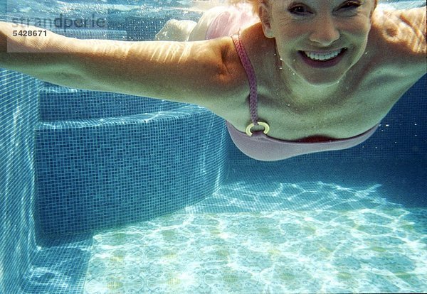 Wasser Frau unterhalb jung schwimmen