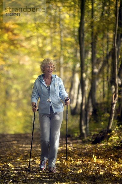 ältere Frau   Nordic Walking ältere Frau   Nordic Walking