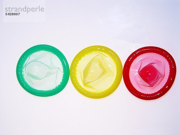 Präservative  mechanisches Mittel zur Kontrazeption aus dünnem Latex (Kautschuk). Ein Kondom wird beim Geschlechtsverkehr über den errregierten Penis gestreift. Es bietet Schutz gegen die Übertragung von Geschlechtskrankheiten