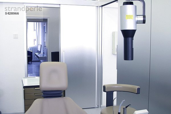 Behandlungsraum mit Behandlungsliege und Röntgenkamera
