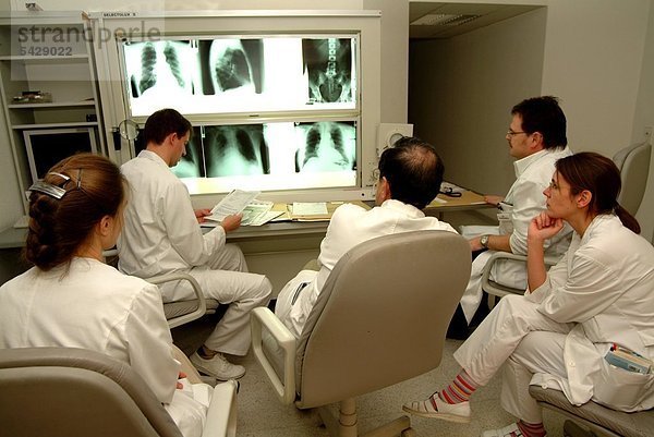 Besprechung der Röntgenfotos von 5 Internisten