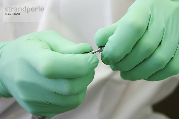 Zahnarzt setzt Bohrerverlängerung an Implantationsbohrer