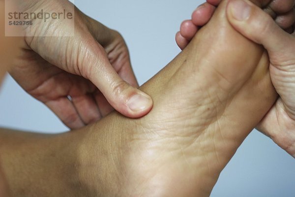 Fußreflexzonenmassage - Reflexpunkt Kreuzbein - Behandlung von Erkrankungen und Funktionsstörungen innerer Organe durch das Stimmulieren bestimmter Hautbezirke am Fuß