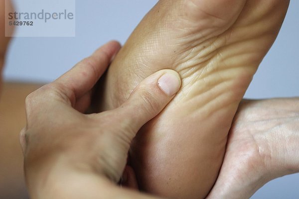 Fußreflexzonenmassage - Reflexpunkt Dickdarm Dünndarm - Behandlung von Erkrankungen und Funktionsstörungen innerer Organe durch das Stimmulieren bestimmter Hautbezirke am Fuß