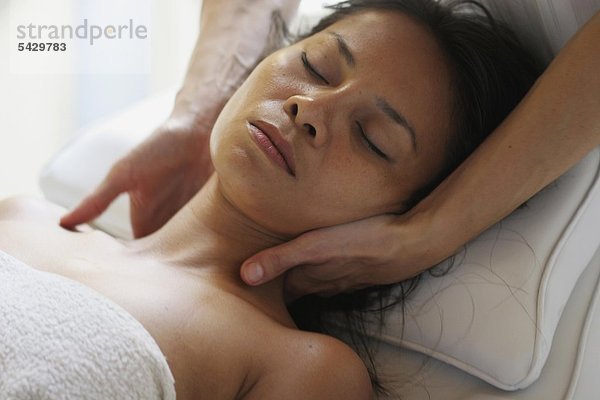 Nackenmassage - physiotherapeutisches Verfahren bei dem durch spezielle Handgriffe eine mechanische Wirkung auf Haut und Muskulatur ausgeübt wird