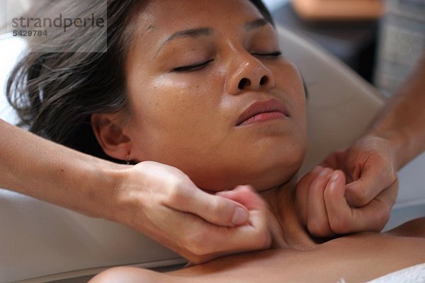 Halsmassage - physiotherapeutisches Verfahren bei dem durch spezielle Handgriffe eine mechanische Wirkung auf Haut und Muskulatur ausgeübt wird