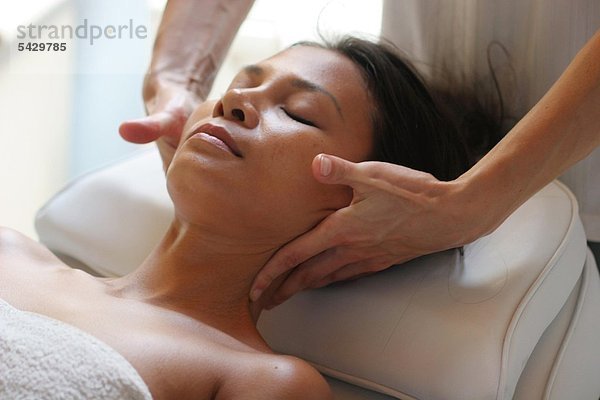 Nackenmassage - physiotherapeutisches Verfahren bei dem durch spezielle Handgriffe eine mechanische Wirkung auf Haut und Muskulatur ausgeübt wird