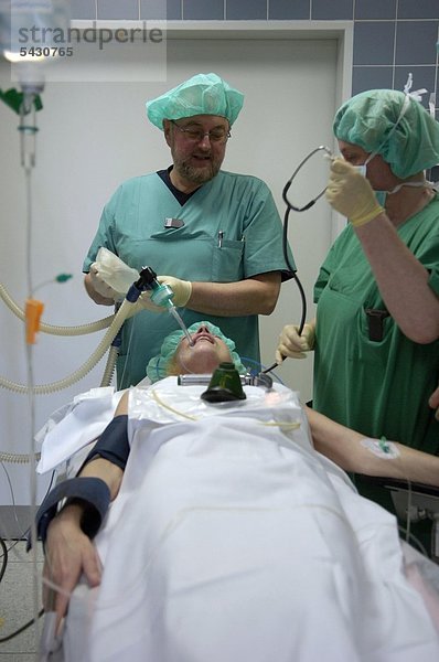 Düsseldorf  Kaiserswerther Diakonie  Florence-Nightingale-Krankenhaus  Anästhesie im OP Narkoseärztin und Arzt im Operationssaal bei einer Patientin