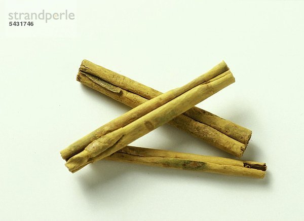 Zimt - Cinnamomum - Zimt getrocknete innere Baumrinde von Zweigen des Zimtbaums enthält ätherische Öle wie Zimtaldehyd und Eugenol er hilft gegen Appetitlosigkeit Blähungen Völlegefühl sowie krampfartige Schmerzen im Magen-Darm-Bereich