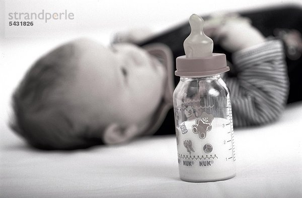 Lebensmittel frontal Baby Flasche