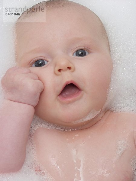 Baby - Porträt - in der Badewanne