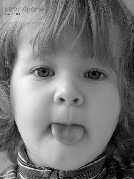 Portrait - Mädchen streckt die Zunge heraus