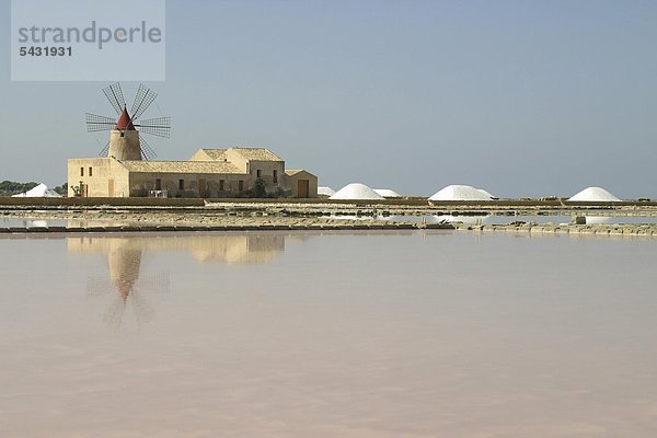 Windturbine Windrad Windräder Haufen Wasser Meer Aufguss schleifen schleifend schleift Speisesalz Salz Sizilien