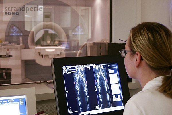 Überwachung einer MRT durch Arzthelferin - Magnetresonanztomographie - Kernspinntomographie