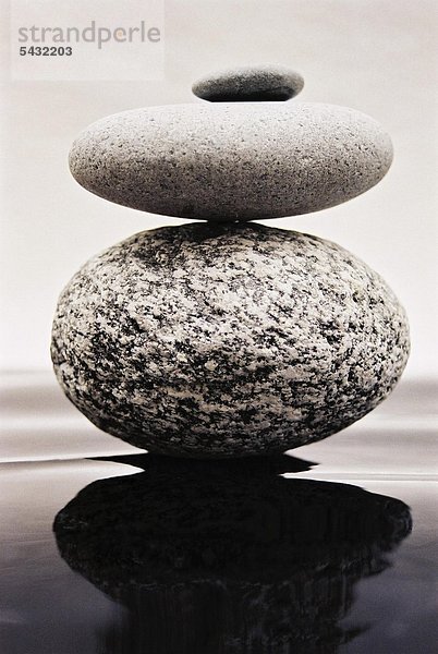 Wackersteine balancieren übereinander