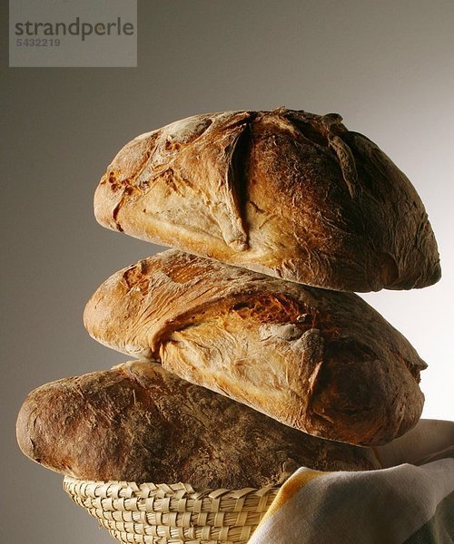 Brotstapel im Brotkorb - besteht aus Mehl Wasser Hefe und Salz - enthält Kohlenhydrate Ballaststoffe Vitamin B Kalzium Kalium Eisen Kupfer Mangan und Zink