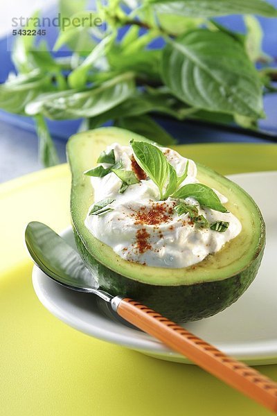 Avocado gefüllt mit Quark - Avocado -Persea americana enthält Vitamin E B6 Kalium Magnesium Kupfer und ist reich an ungesättigten Fettsäuren