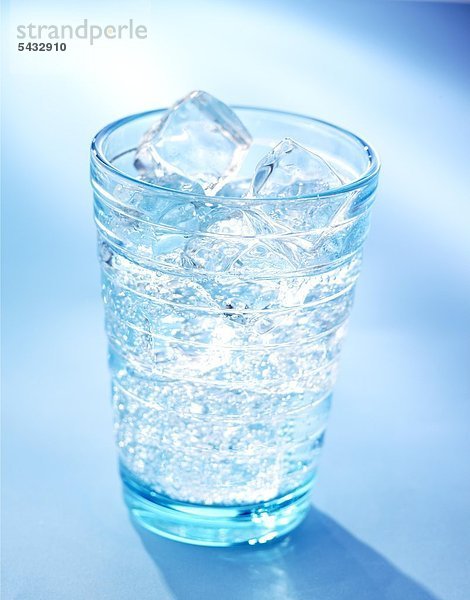 Glas gefüllt mit Wasser und Eiswürfeln. CO2 ( Wasser ) - H2O ( Kohlensäure )