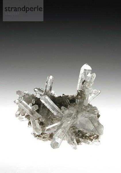Bergkristall - langprismatische Kristalle stärkt die Nerven   reguliert und lenkt Energieflüsse im Körper   hilft Narben zu entstören   motiviert zu geistigem Fortschritt und Erfolg