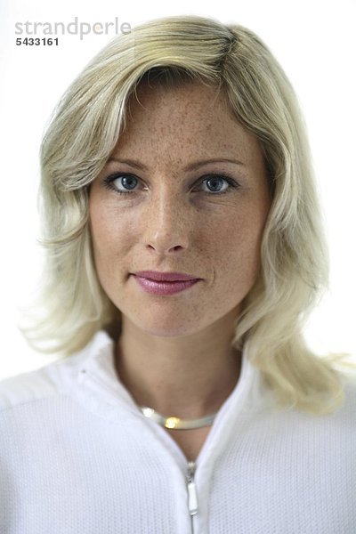 Portrait einer blonden Frau mit weißem Oberteil