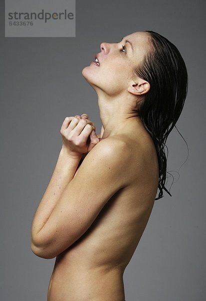 Portrait einer jungen nackten Frau