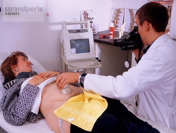 Sonographie einer Schwangeren bei ihrem Hausarzt -
