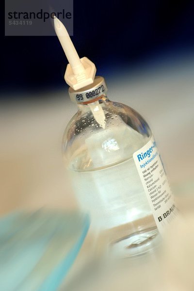 Injektionslösung vor beigem Hintergrund injection liquid