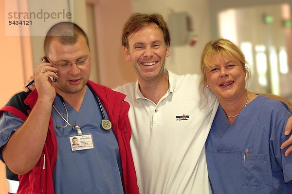 Portrait - Ärzte-Team - Arzt und Krankenschwester halten sich lachend im Arm - Ein Pfleger telefoniert Portrait -