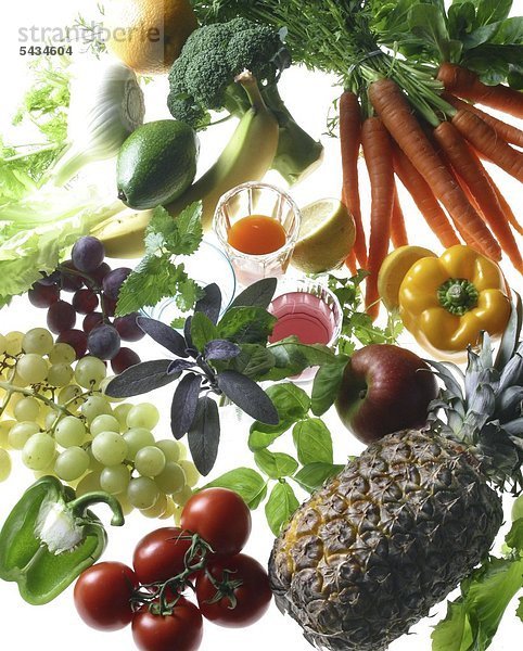 Gemüse und Früchte auf weißem Untergrund
