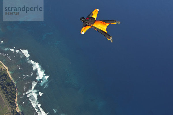 Fallschirmspringer mit Wingsuit in der Luft