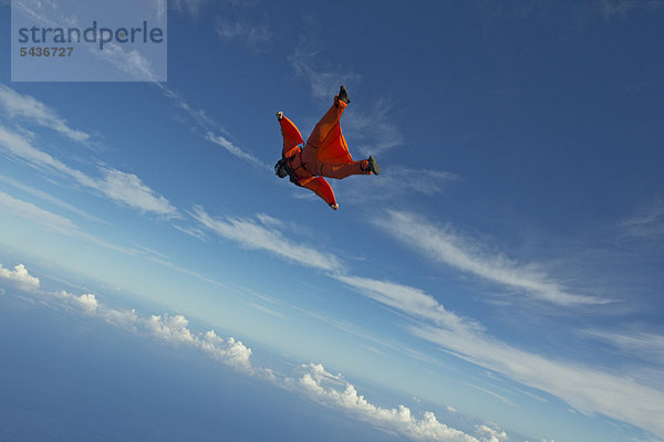 Fallschirmspringer mit Wingsuit in der Luft