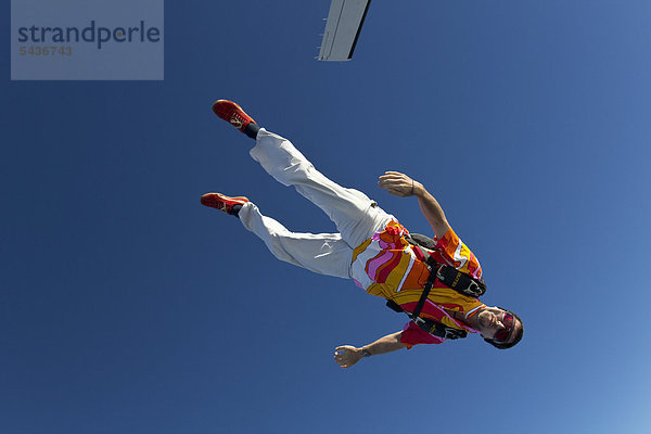 Fallschirmspringer in der Luft