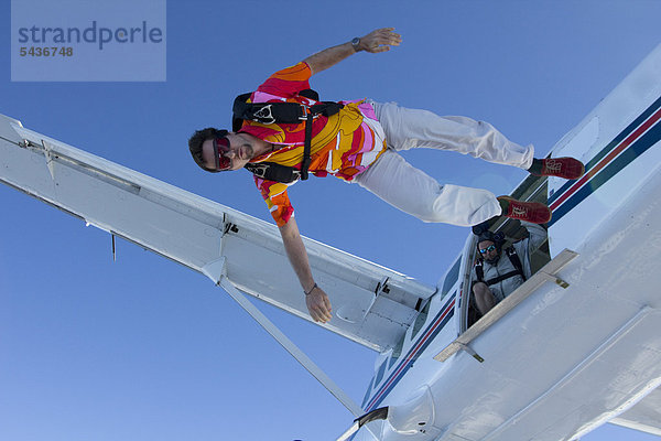 Fallschirmspringer springt aus dem Flugzeug