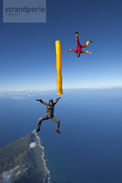 Zwei Fallschirmspringer in der Luft