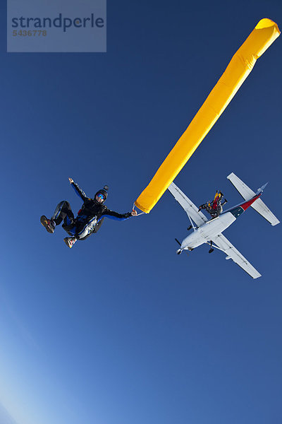 Fallschirmspringer in der Luft