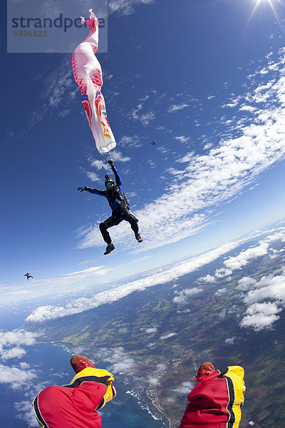 Fallschirmspringer in der Luft