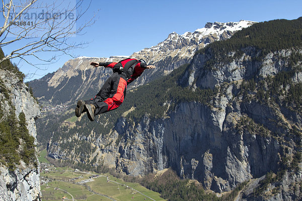 Basejumper in der Luft