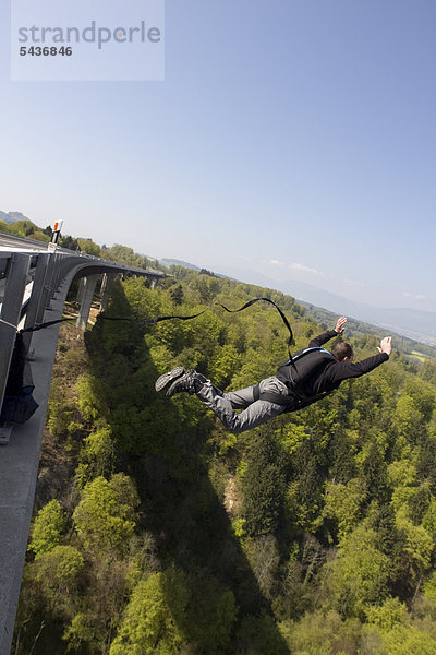 Basejumper springt von einer Brücke