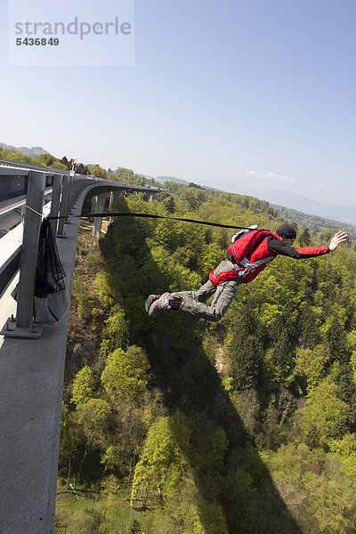 Basejumper springt von einer Brücke