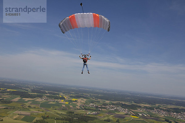 Fallschirmspringer in der Luft